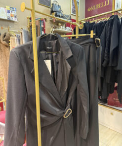 Alternative view of TOTAL LOOK CON EVILLA DORADA